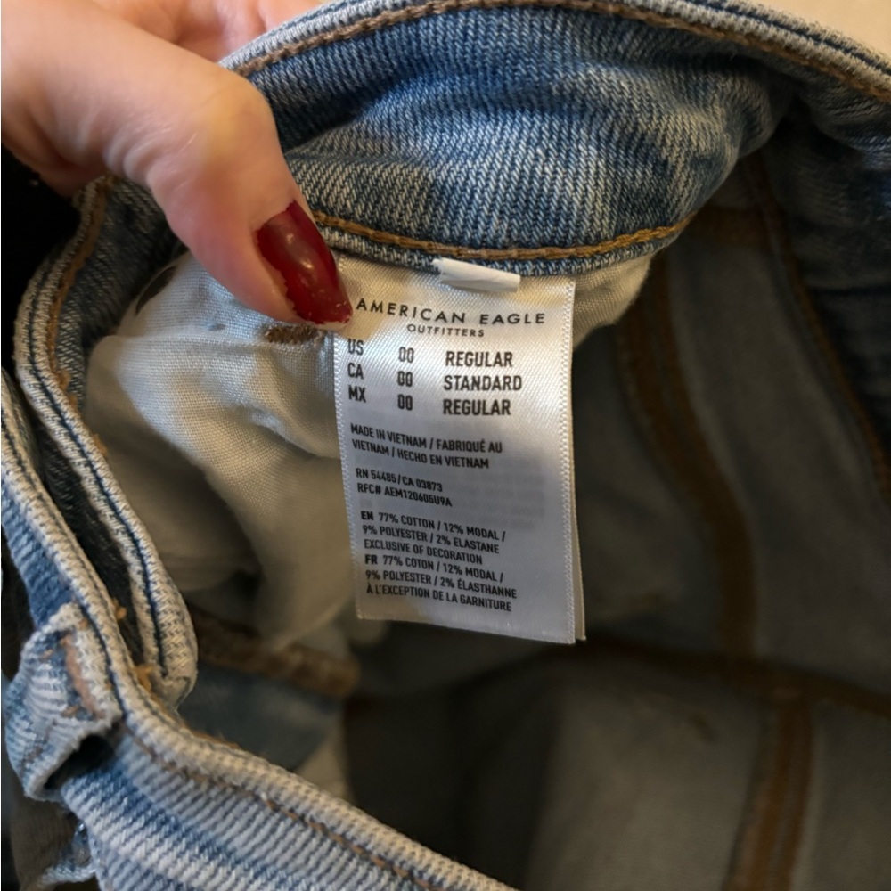 NWOT AE High Rise Mom Jeans - Picture 7 of 8